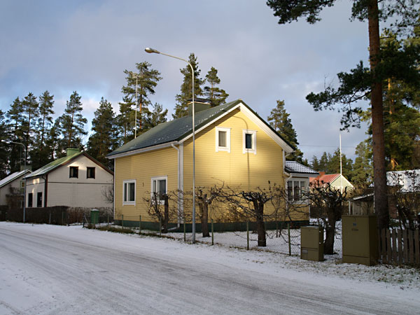 Omakotitaloja V&auml;in&ouml;l&auml;nkadulla